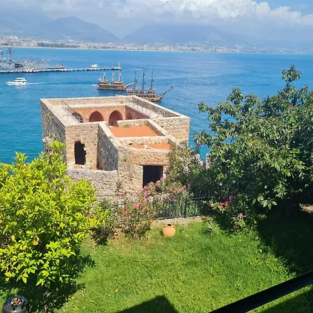 Escape To History In A Stunning Stone House With Garden And Sea View In The Heart Of אלאניה